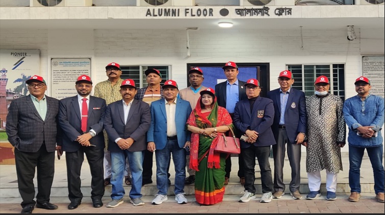 বিজয় দিবসের র্যালীর প্রস্তুতিতে ঢাকা ইউনিভার্সিটি অ্যালানাইর সদস্যরা
