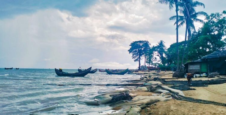 মুহুর্মুহু বিস্ফোরণের শব্দে কাঁপছে টেকনাফ