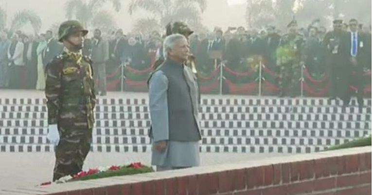জাতীয় স্মৃতিসৌধে প্রধান উপদেষ্টার শ্রদ্ধা