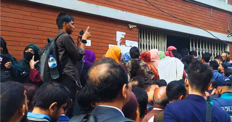 সচিবালয়ে প্রবেশ করতে শুরু করেছেন কর্মকর্তা-কর্মচারীরা