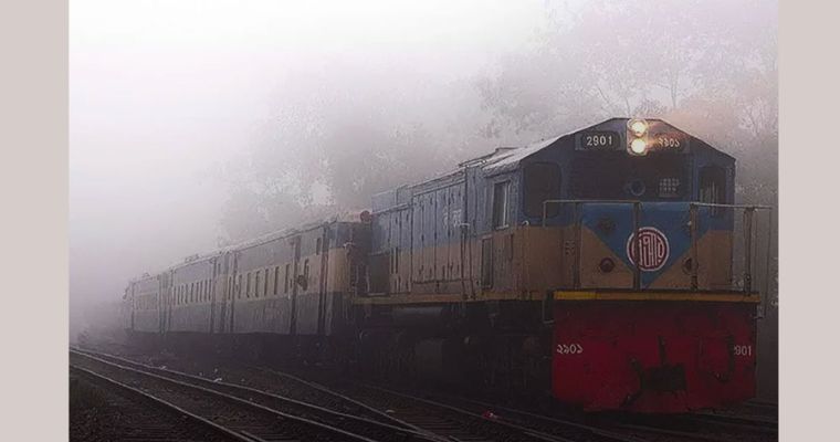 চলছে শৈত্যপ্রবাহ, ঘন কুয়াশায় দুর্ঘটনা এড়াতে রেলওয়ে কর্তৃপক্ষের নির্দেশনা