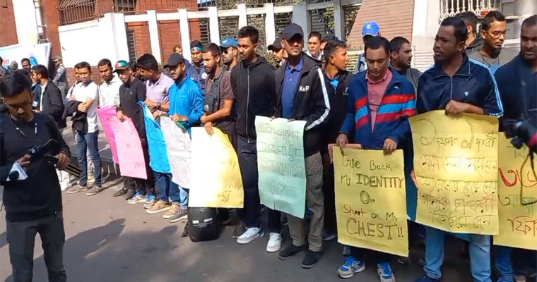 সচিবালয়ের সামনে অব্যাহতি পাওয়া শিক্ষনবিশ এসআইদের অবস্থান কর্মসূচি