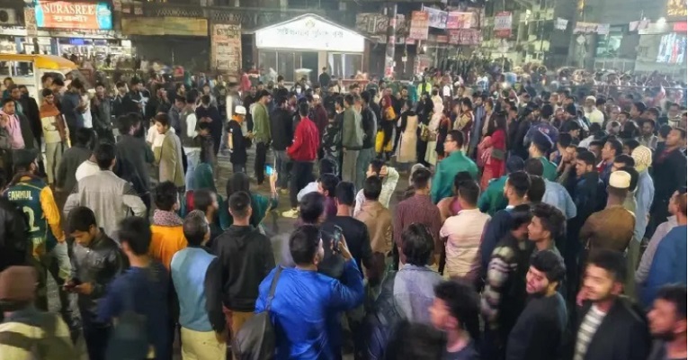 পাঁচ দাবিতে সাত কলেজ শিক্ষার্থীদের মিরপুর সড়ক অবরোধ