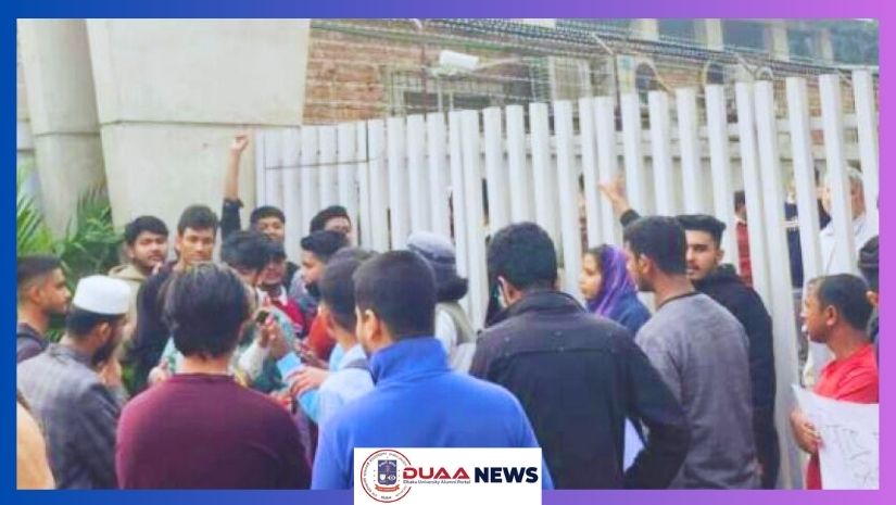 ইউজিসির গেটে তালা ঝুলিয়ে শিক্ষার্থীদের বিক্ষোভ