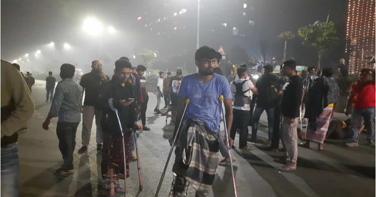 রাজধানীতে বৈষম্যবিরোধী আন্দোলনে আহতদের সড়ক অবরোধ 
