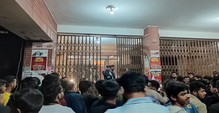 পোষ্য কোটা বাতিলের দাবিতে রাতেও উত্তাল জাহাঙ্গীরনগর