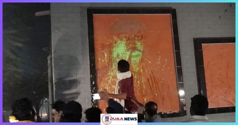 জাবিতে শেখ পরিবারের ম্যুরাল-গ্রাফিতি মুছে দিল শিক্ষার্থীরা