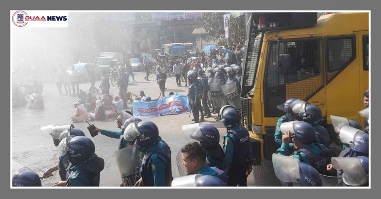 শাহবাগে আন্দোলনকারীদের ওপর পুলিশের লাঠিচার্জ, সাউন্ড গ্রেনেড নিক্ষেপ