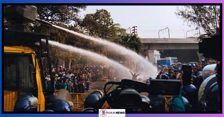 আন্দোলনকারীদের ওপর পুলিশের জলকামান