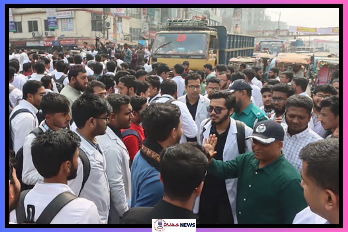 রংপুরের মেডিকেল শিক্ষার্থীদের সড়ক অবরোধ