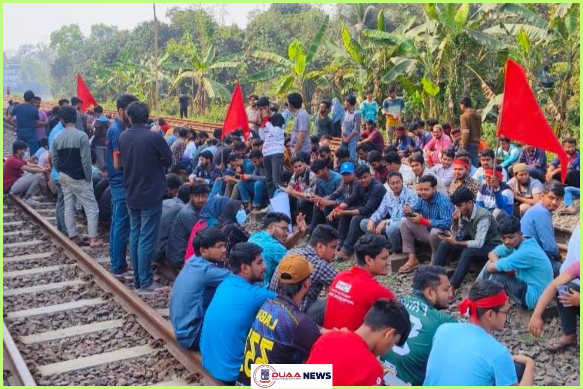 রেললাইন অবরোধে শিক্ষার্থীরা, উত্তরবঙ্গের সঙ্গে ঢাকার যোগাযোগ বন্ধ