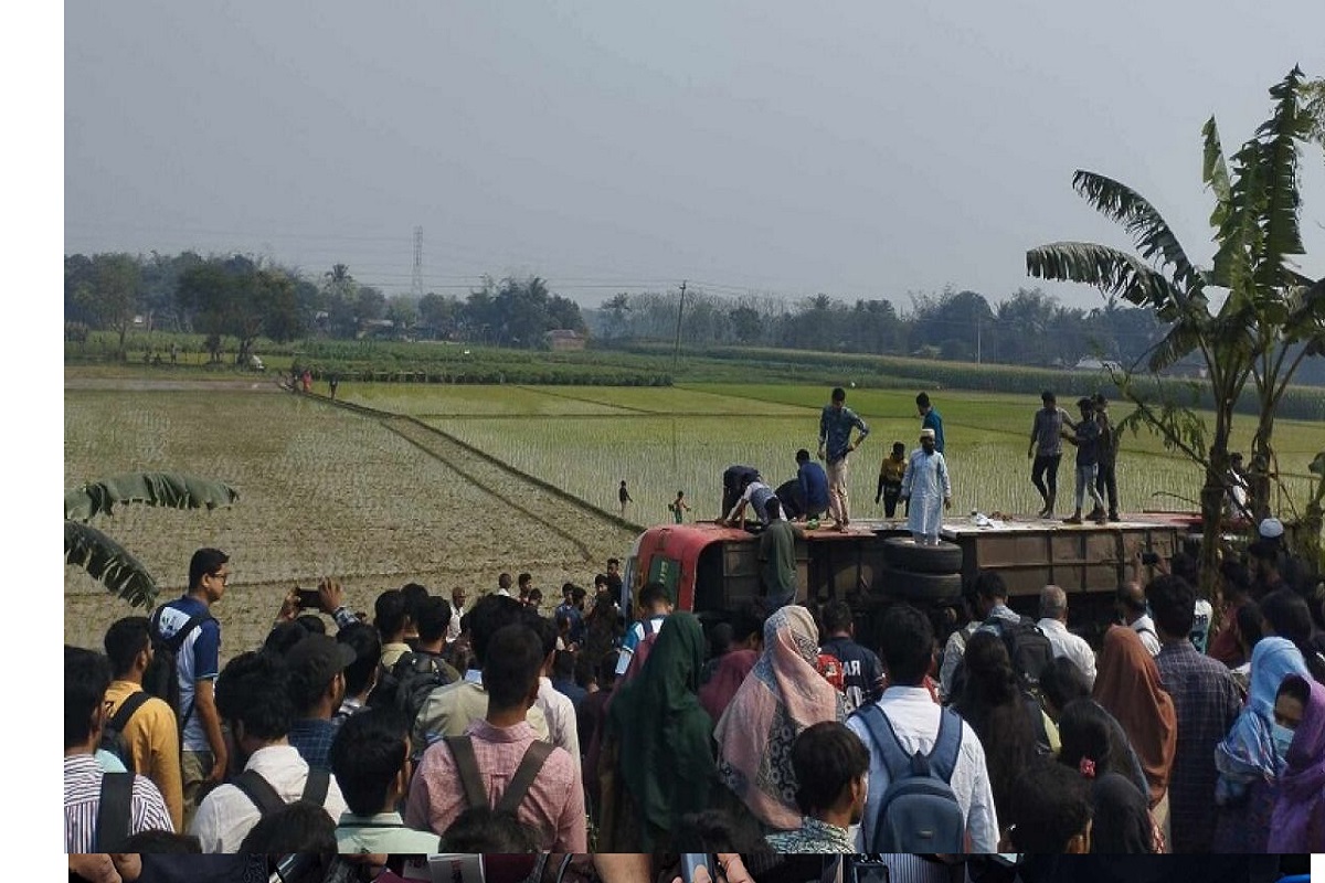ইবির ৪০ শিক্ষার্থী নিয়ে উল্টে গেল বাস