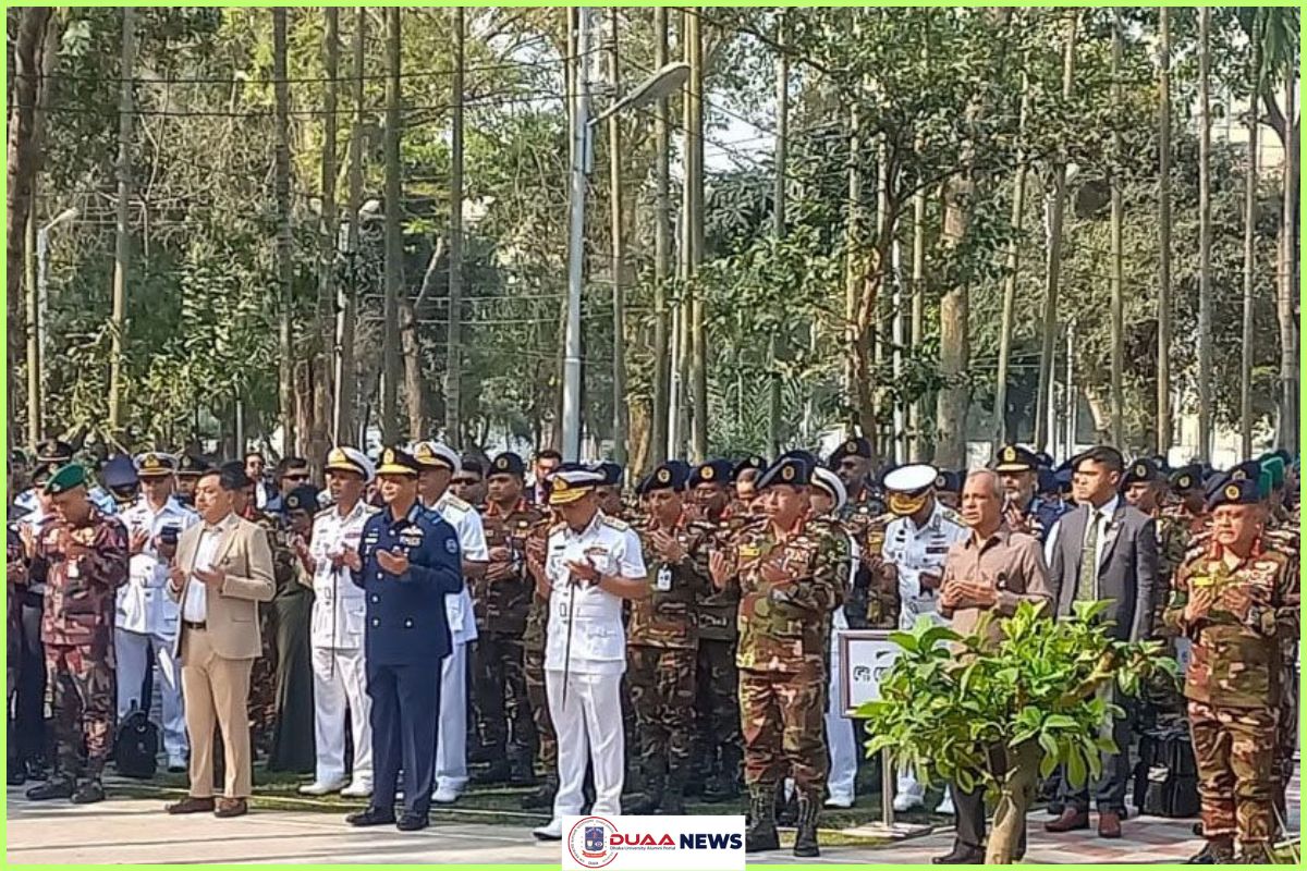 সামরিক কবরস্থানে স্বরাষ্ট্র উপদেষ্টাসহ ৩ বাহিনী প্রধানের শ্রদ্ধা