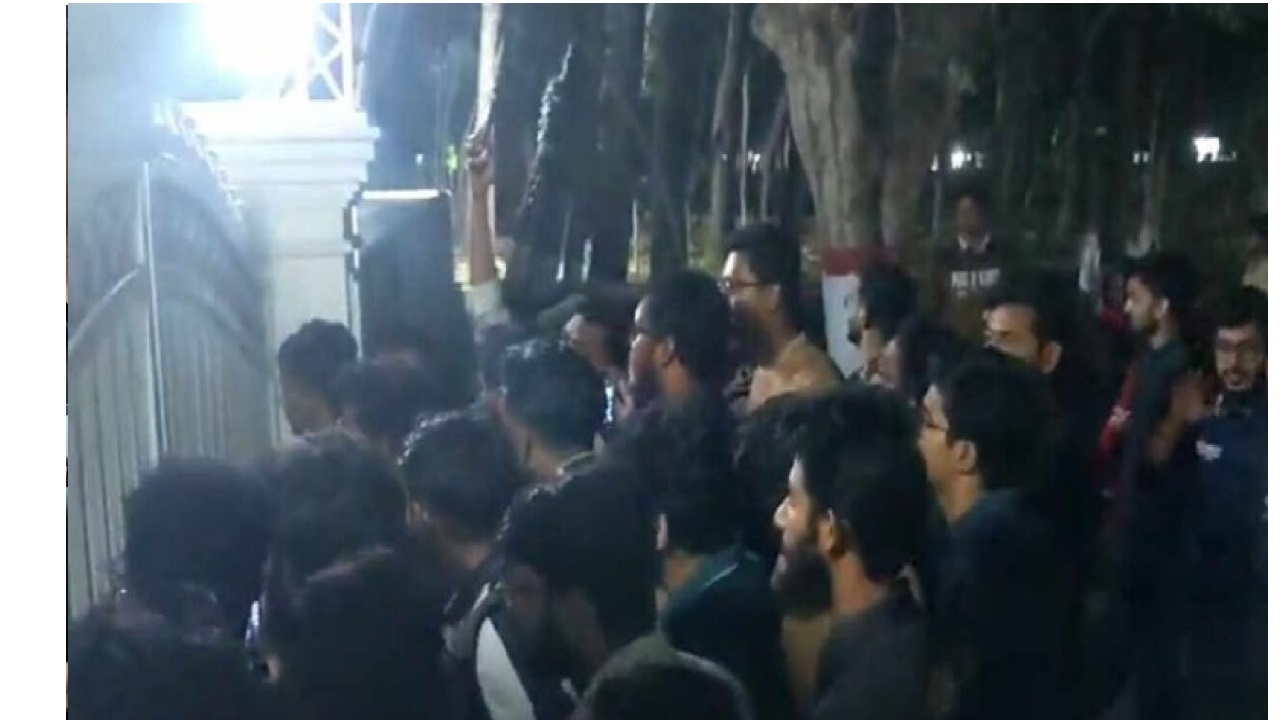 কুয়েট ভিসিকে বাসভবন ত্যাগের আলটিমেটাম