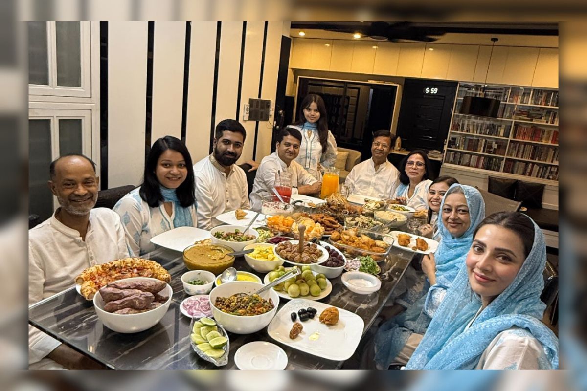 ভিন্ন ধর্মাবলম্বী হয়েও পরিবারের সঙ্গে ইফতার করলেন মিম
