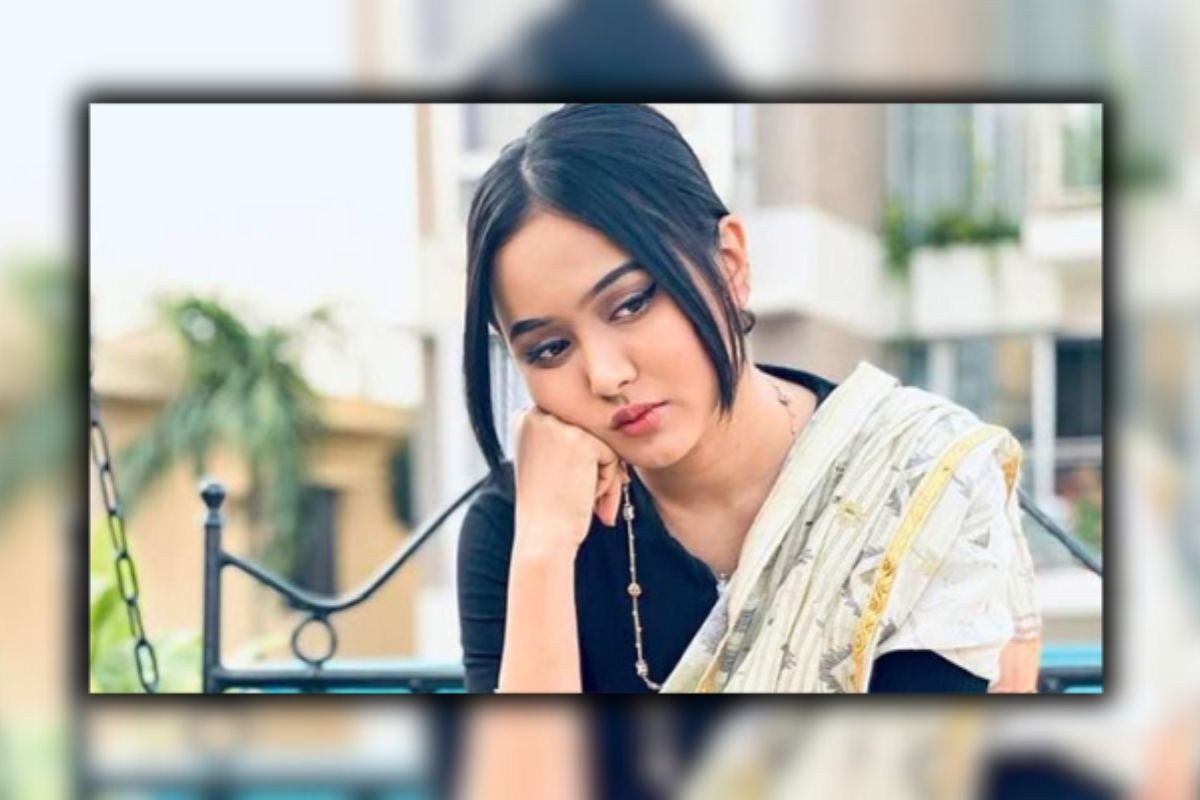 সিগারেট ইস্যুতে যা বললেন অভিনেত্রী চমক