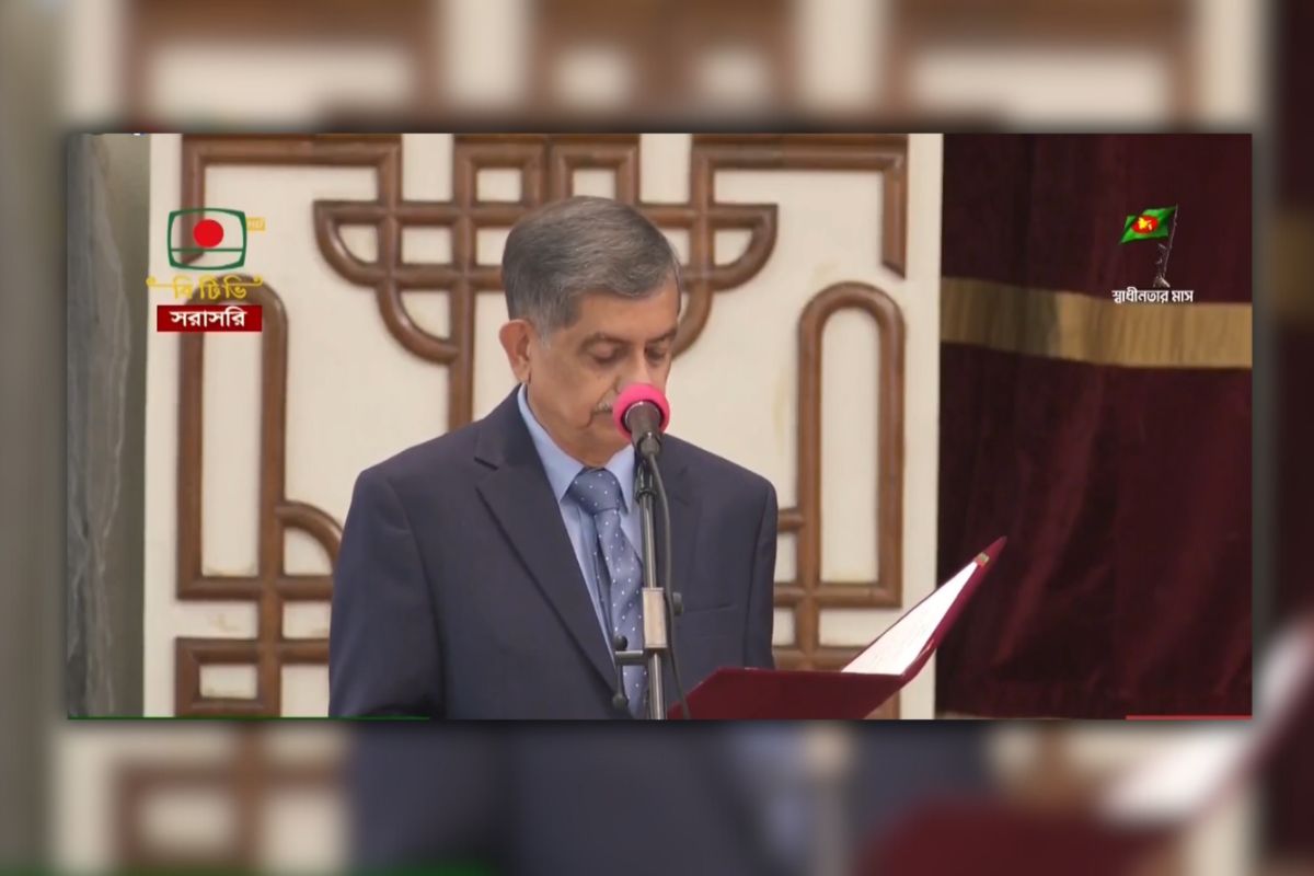 উপদেষ্টা হিসেবে শপথ নিলেন অধ্যাপক সি আর আবরার