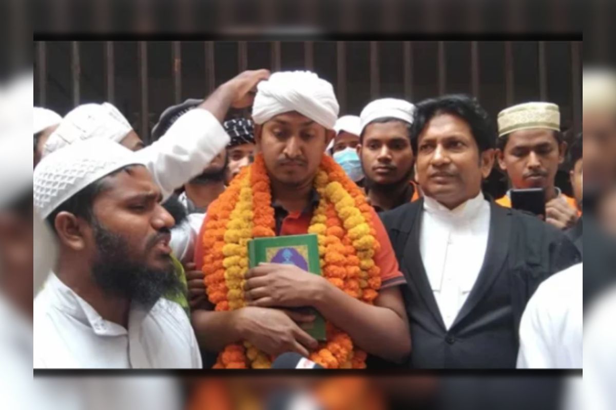 ওড়না নিয়ে ঢাবি ছাত্রীকে হেনস্তায় অভিযুক্ত সেই কর্মকর্তার জামিন