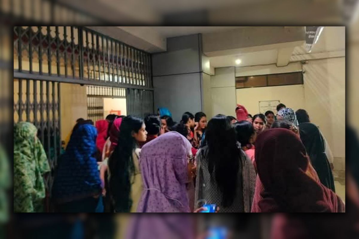 জবিতে মধ্যরাতে ছাত্রীদের বিক্ষোভ