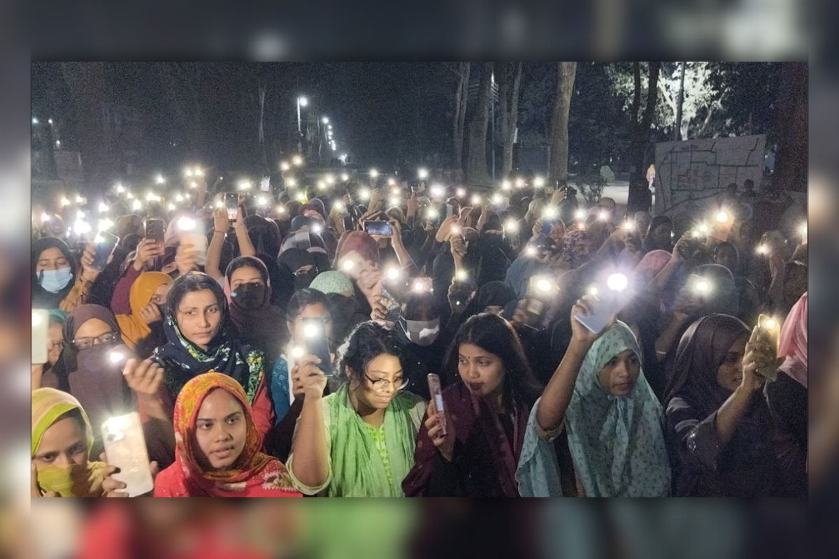রাবিতে ছাত্রীদের বিক্ষোভ, দাবি ধর্ষকের সর্বোচ্চ শাস্তি