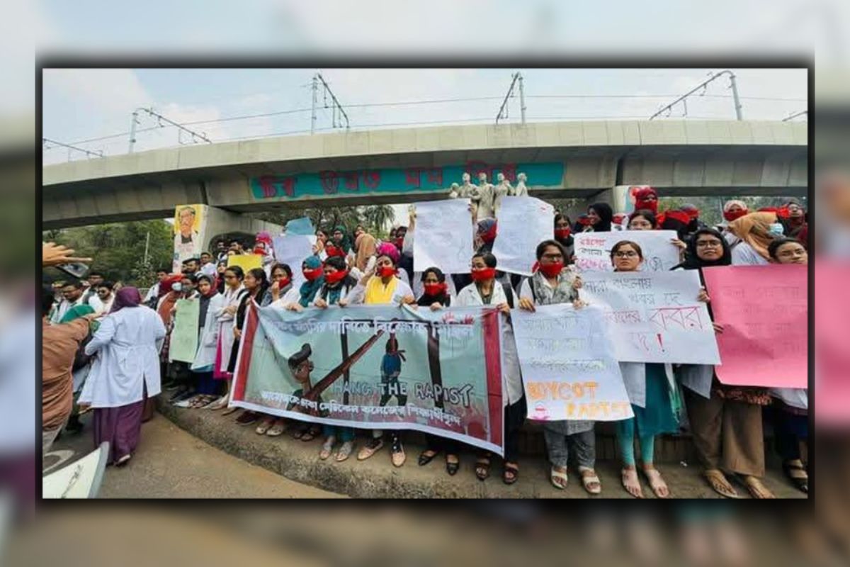 মুখে লাল কাপড় বেঁধে ঢাকা মেডিকেল শিক্ষার্থীদের বিক্ষোভ