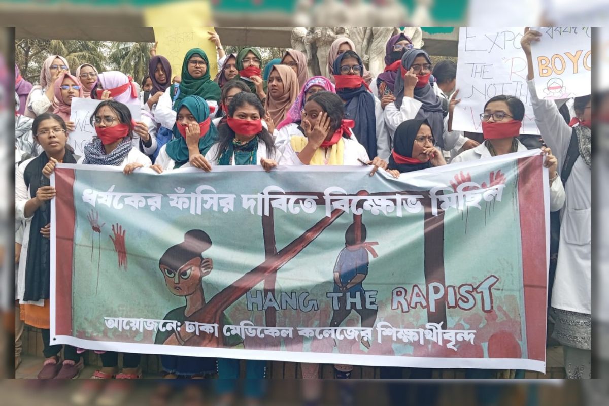 ধর্ষকদের ফাঁসির দাবি ঢামেক শিক্ষার্থীদের