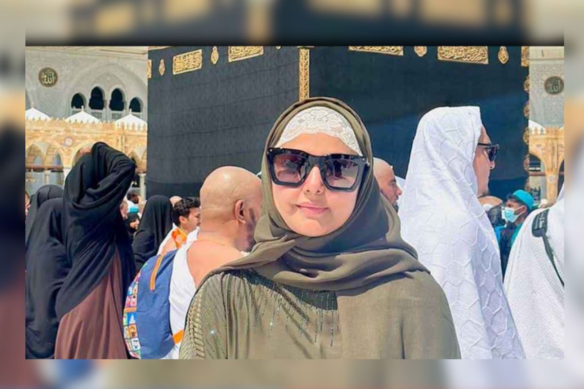 ক্যান্সারের তৃতীয় স্টেজের মাঝেই ওমরাহ পালনে অভিনেত্রী