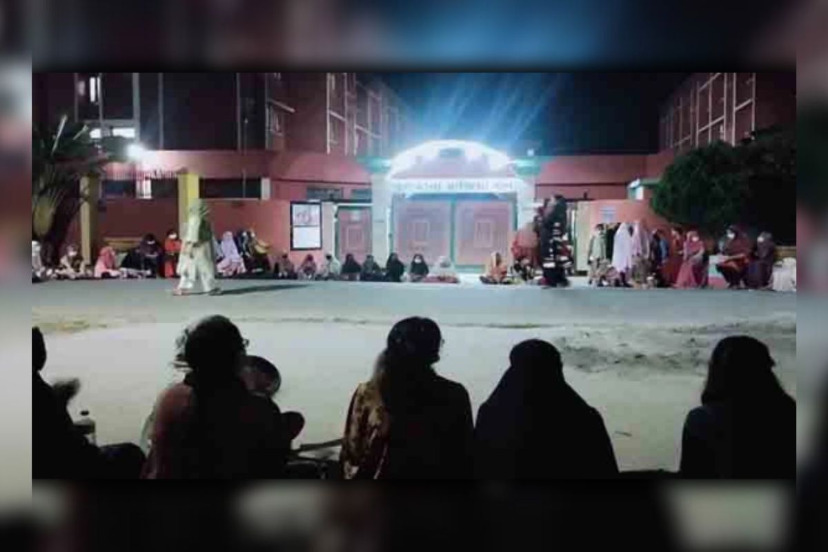 থালা-বাটি বাজিয়ে বাকৃবি ছাত্রীদের অভিনব প্রতিবাদ, সড়ক অবরোধ