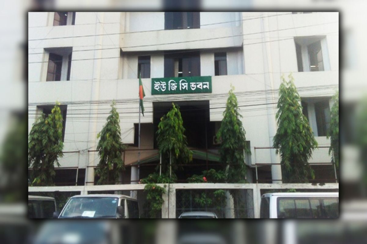 ইউজিসিতে শিক্ষার্থীদের অবস্থান, সচিবের পদত্যাগ দাবি