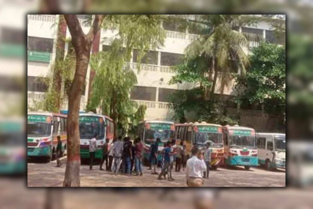 ১০ বাস আটক করে ক্যাম্পাসে আনলো জবি শিক্ষার্থীরা