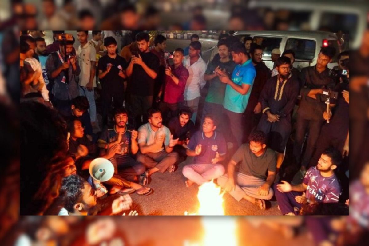 আওয়ামী লীগ নিষিদ্ধের দাবিতে মধ্যরাতে উত্তাল ঢাবি