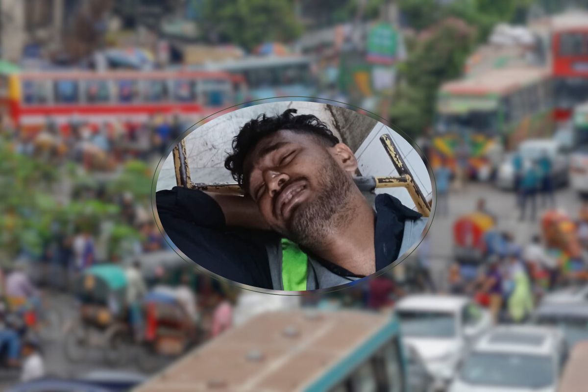 সহায়ক ট্রাফিকের দায়িত্বে থাকা শিক্ষার্থীকে ধাক্কা দিয়ে চলে গেল বাস