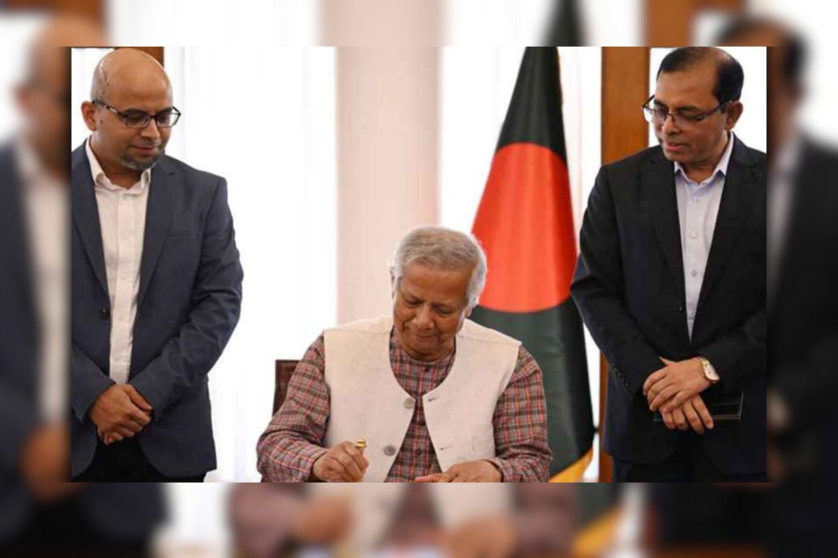 ডাকটিকিট উন্মোচন করলেন প্রধান উপদেষ্টা