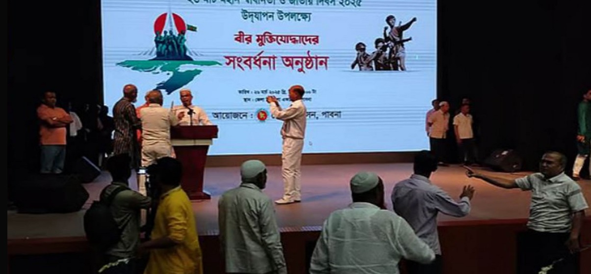 ‘মুক্তিযুদ্ধের সময় শেখ মুজিব পালিয়েছেন’ বক্তব্যের পরই মুক্তিযোদ্ধাদের হট্টগোল