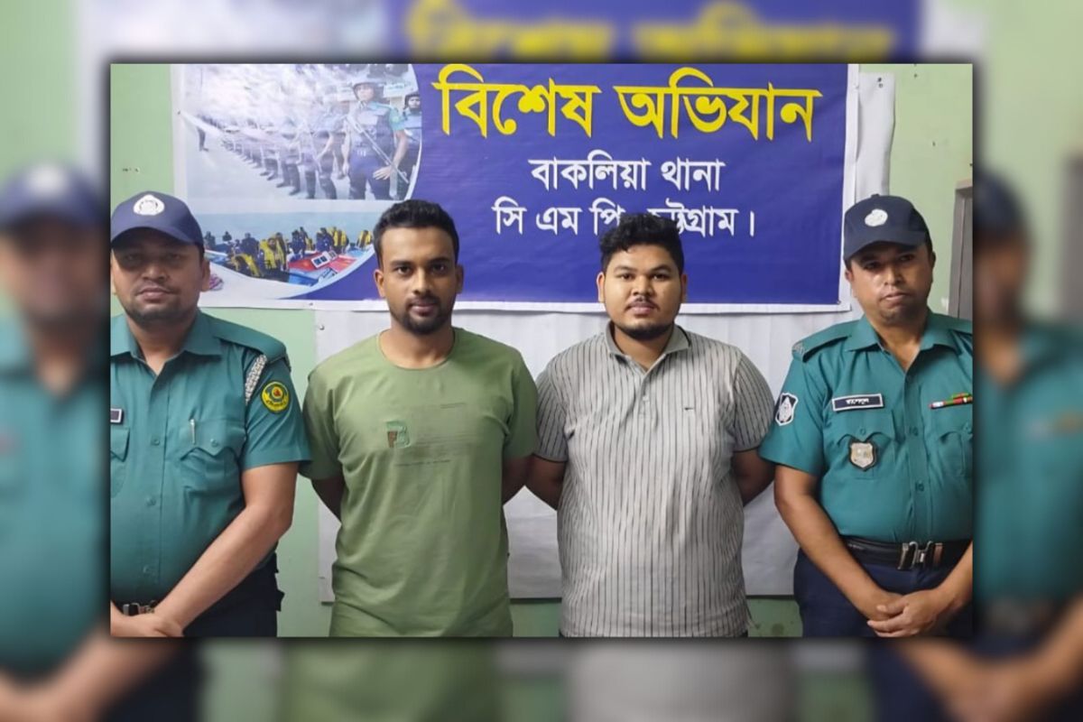 পুলিশ বক্সে ‘জয় বাংলা’ লিখে পুলিশের হাতেই ধরা খেলেন ২ যুবক