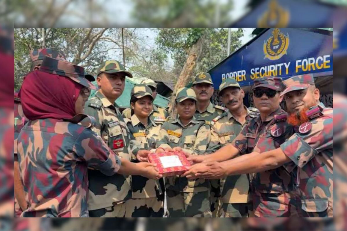 বিএসএফকে মিষ্টি উপহার দিল বিজিবি