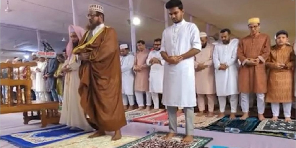 ঈদের জামাতে উপদেষ্টা আসিফ আলাদ কাতারে দাঁড়ালেন! কিন্তু কেন?
