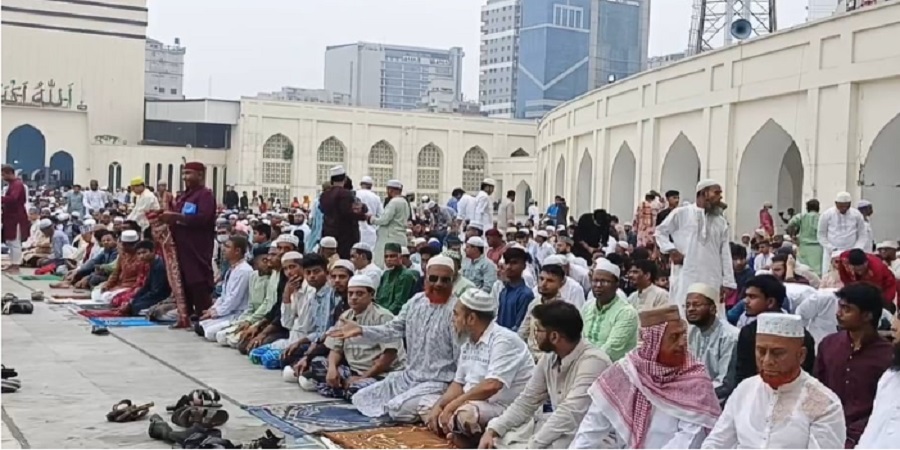 বায়তুল মোকাররমে মুসল্লিদের ঢল, দেশ-জাতির জন্য বিশেষ দোয়া