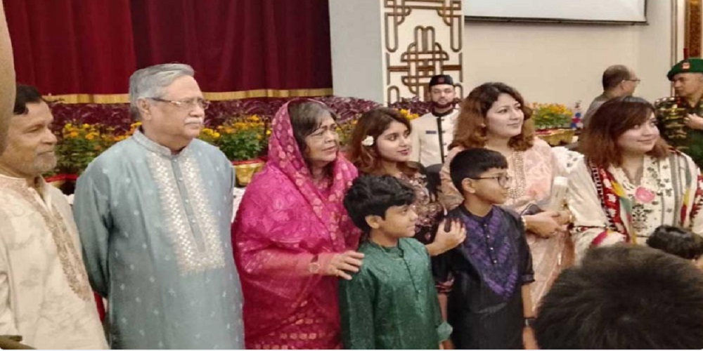 ঈদের দিন বঙ্গভবনে রাষ্ট্রপতির শুভেচ্ছা বিনিময়