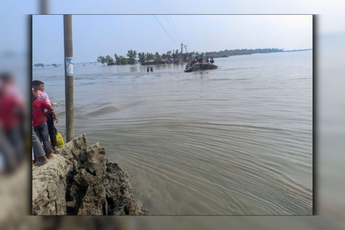 ঈদের দিন বেড়িবাঁধ ভেঙে ১০ গ্রাম প্লাবিত