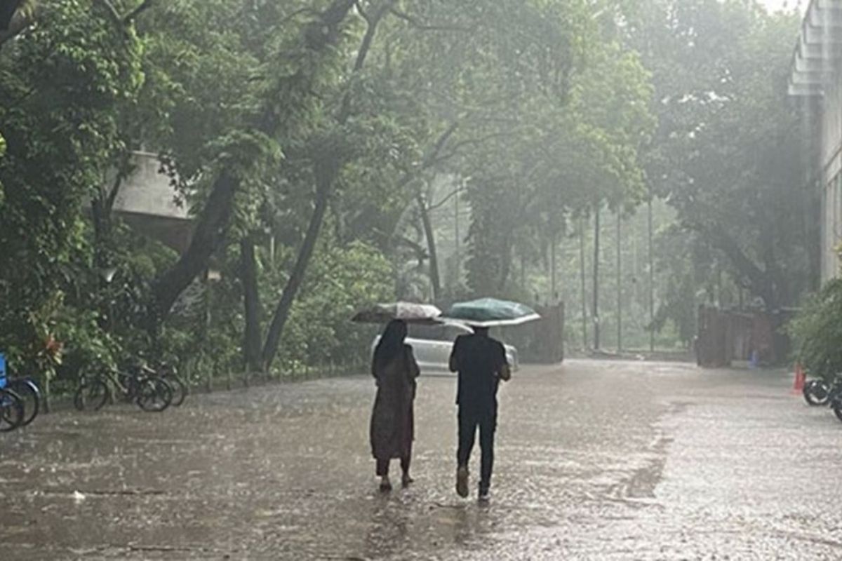 ঝোড়ো হাওয়াসহ বজ্রবৃষ্টির আভাস আজ