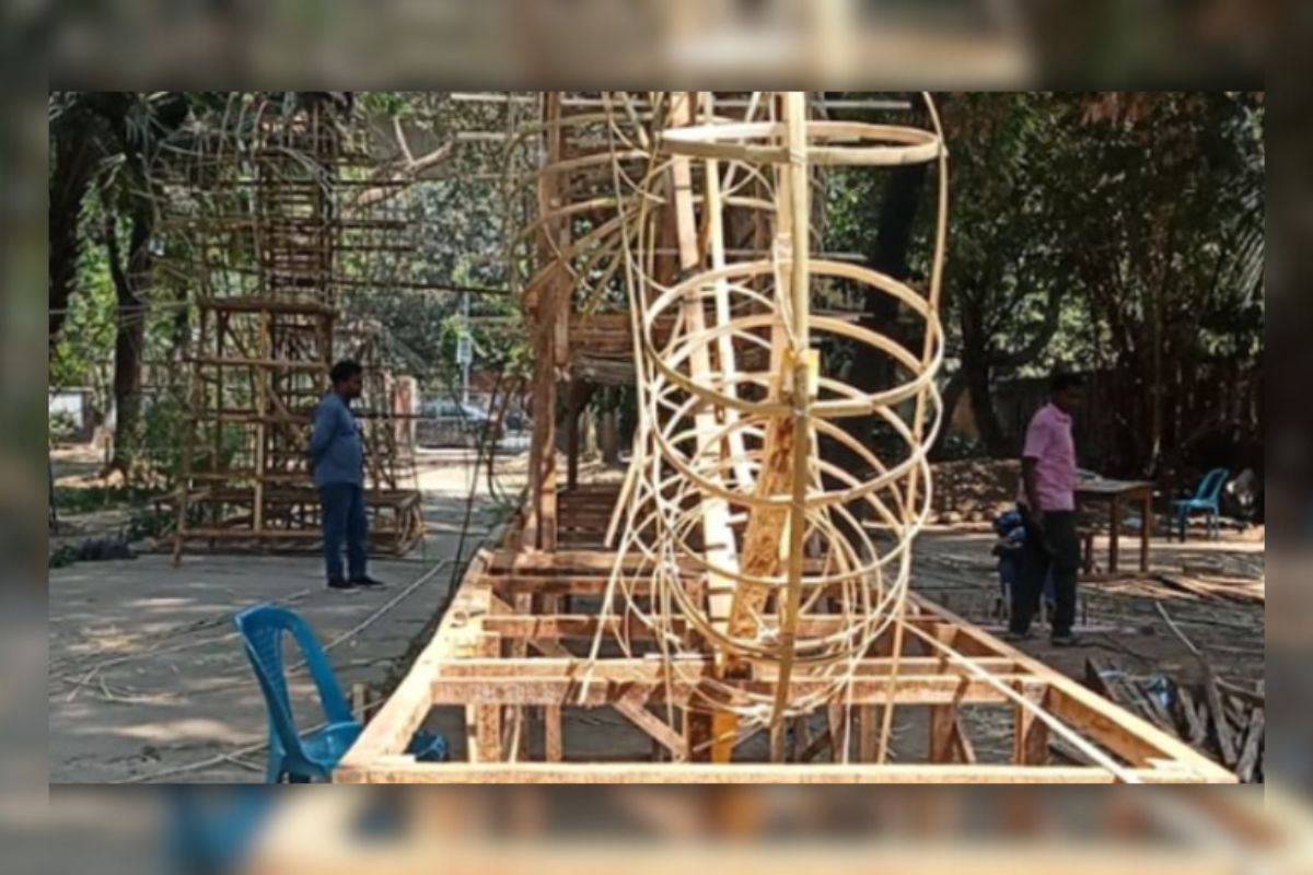 নববর্ষে মঙ্গল শোভাযাত্রার প্রস্তুতিতে ব্যস্ত চারুকলার শিক্ষার্থীরা