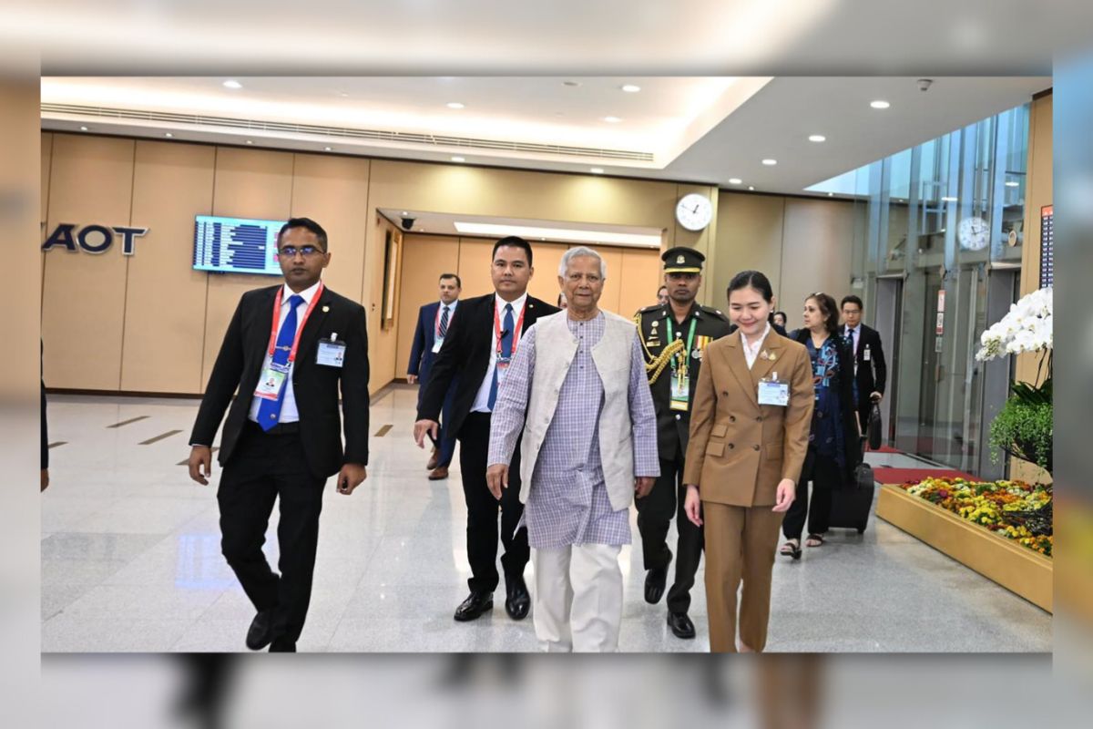 ব্যাংকক পৌঁছেছেন প্রধান উপদেষ্টা