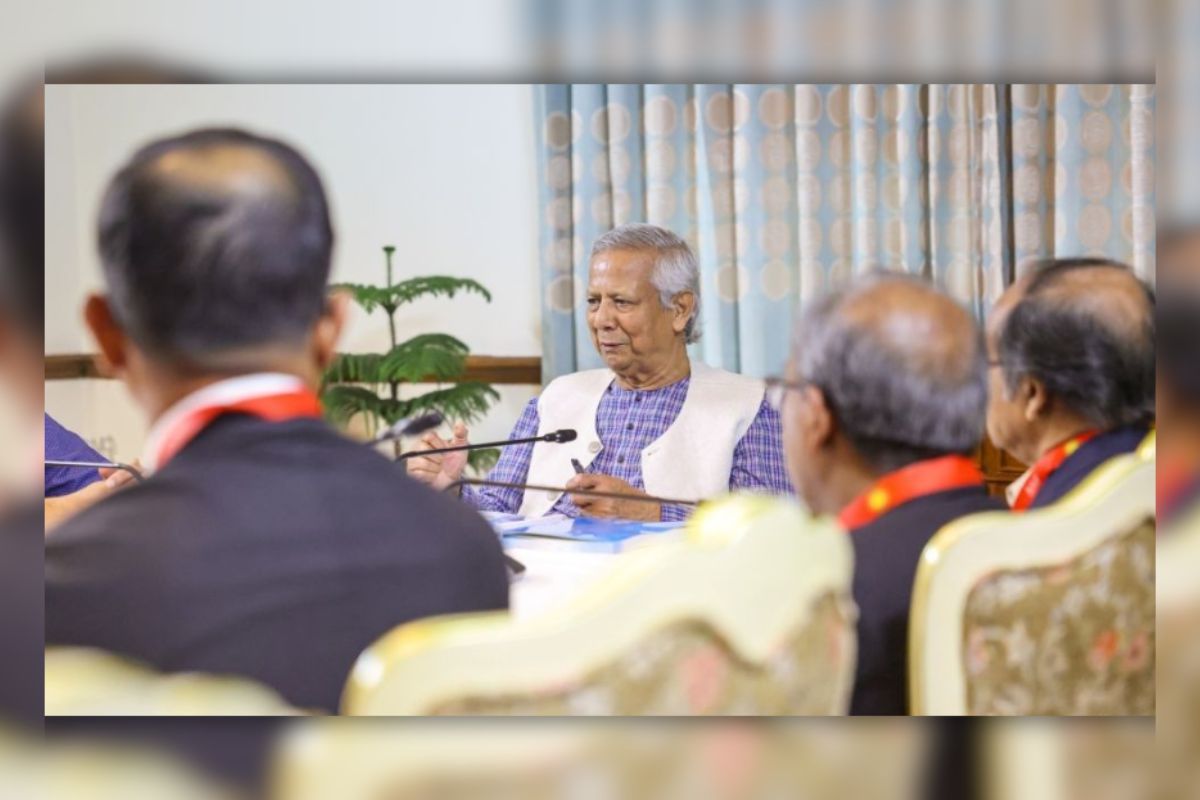 ট্রাম্পের শুল্ক আরোপে করণীয় নিয়ে জরুরি বৈঠকে প্রধান উপদেষ্টা