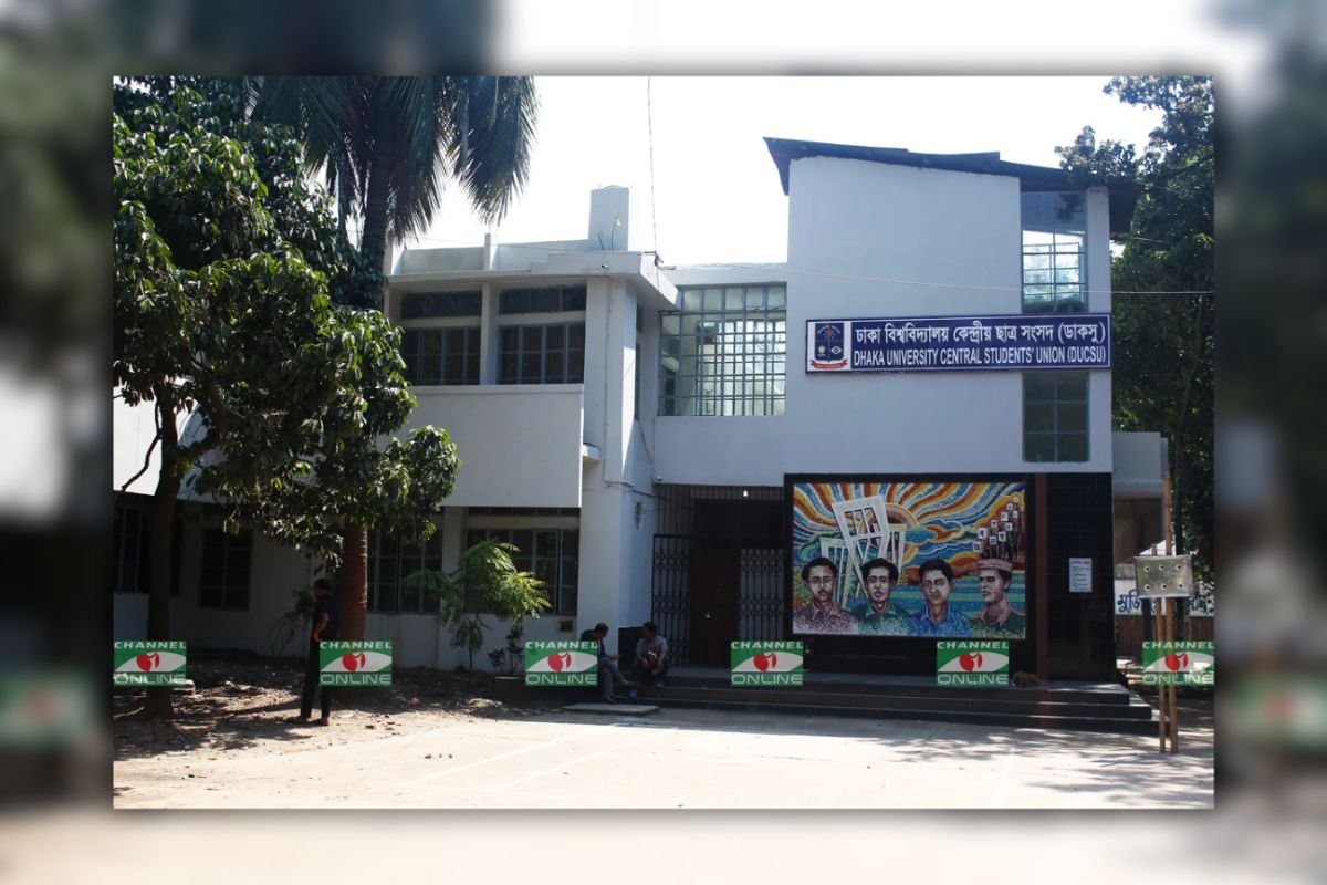 ডাকসু নির্বাচনের রোডম্যাপের দাবিতে স্মারকলিপি