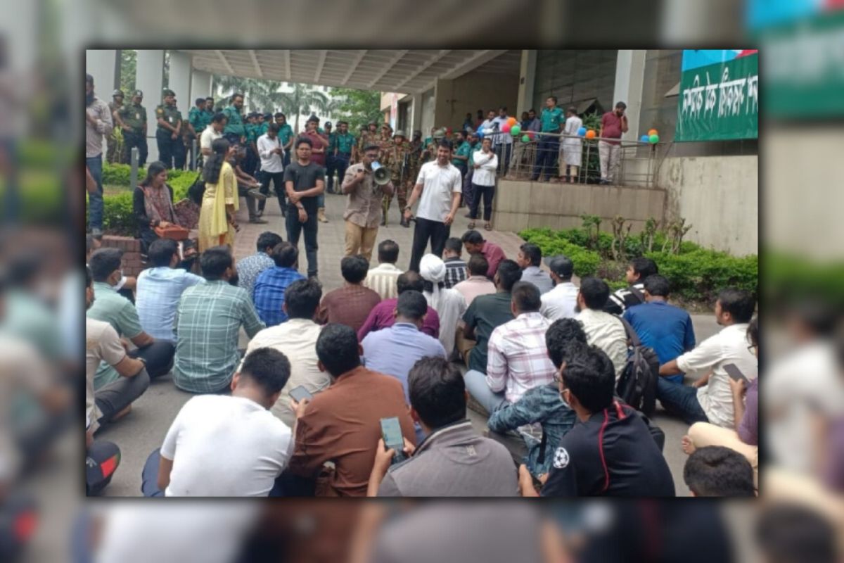 গেট ভেঙে ভেতরে আন্দোলনকারীরা, আলোচনায় বসলো পিএসসি