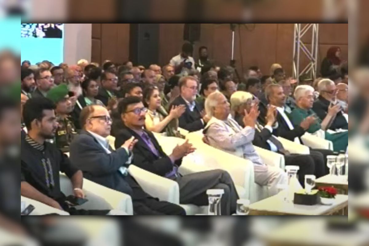 ইনভেস্টমেন্ট সামিটে যোগ দিয়েছেন প্রধান উপদেষ্টা