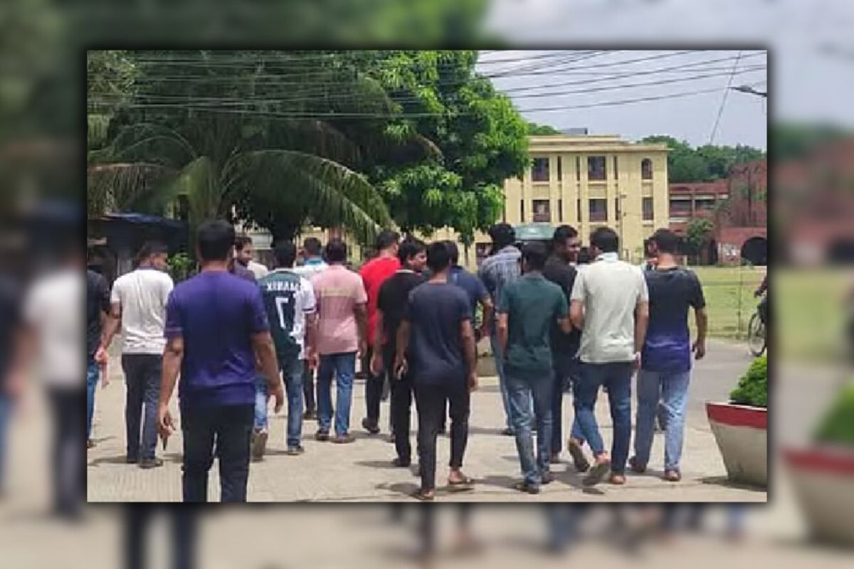 নির্বাচন কমিশন ভবনের সামনে চাকরিপ্রার্থীদের অবস্থান