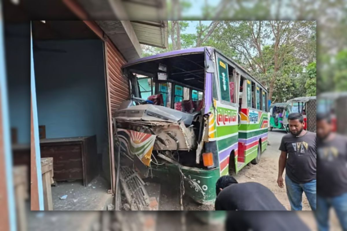 নিয়ন্ত্রণ হারিয়ে যাত্রীবাহী বাস দোকনে