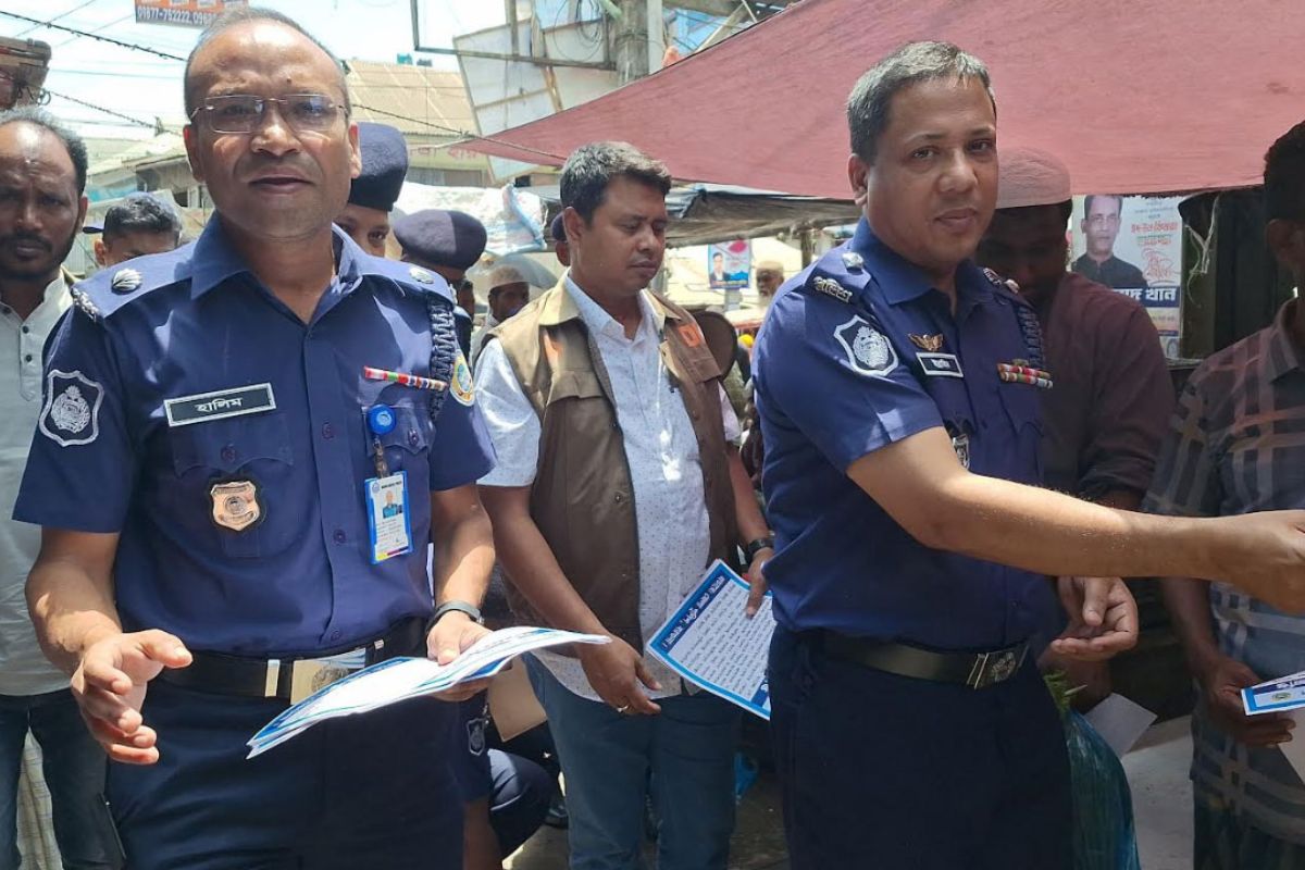 চাকরিপ্রার্থীদের সাবধান করতে লিফলেট বিতরণ করলো পুলিশ